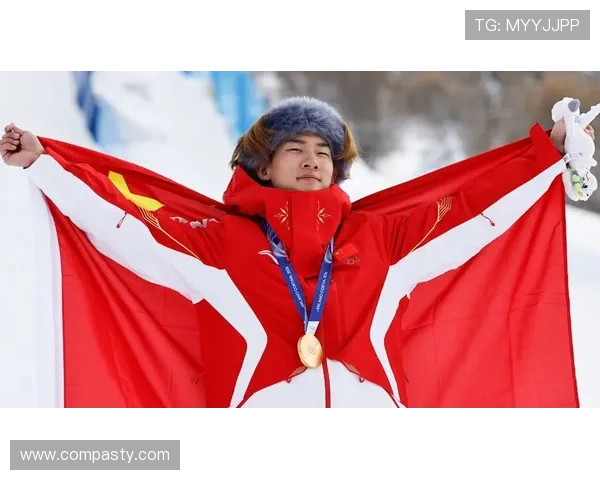 苏翊鸣披国旗高唱国歌泪洒赛场