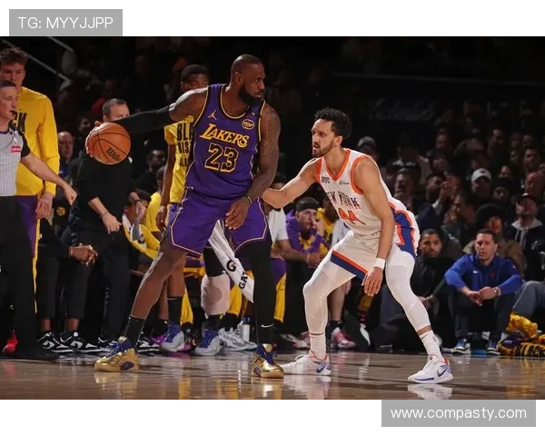 [NBA]詹姆斯霸王硬上弓 碾压上篮打进加罚.